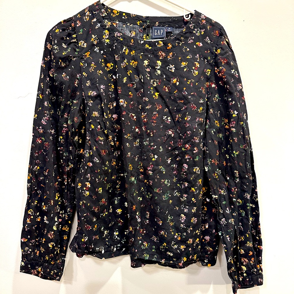 Gap. Black and flowered long sleeve top. Size M.